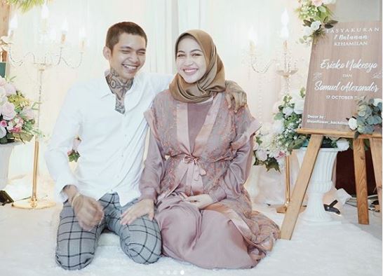 YouTuber Young Lex dan pasangannya, Eriska Nakesya, saat menggelar tasyakuran kehamilan 7 bulan, pada 17 Oktober 2019. (Foto: Instagram Young Lex dan Eriska Nakesya)