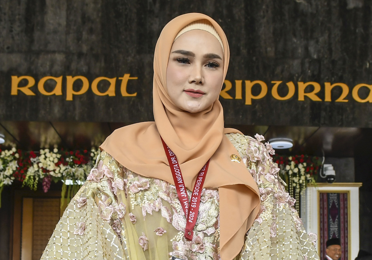 Mulan Jameela anggota DPR RI periode 2019-2024 masih terima endorse kacamata.