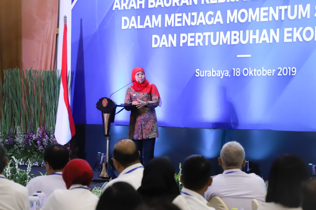 Khofifah dalam Simposium Arah Bauran Kebijakan Bank Indonesia Dalam Menjaga Momentum Stabilitas dan Pertumbuhan Ekonomi dan Pelantikan Pengurus ISEI Cabang Surabaya Koordinator Jawa Timur Periode 2019-2022 di Gedung Negara Grahadi Surabaya, Jumat 18 Oktober 2019. (Foto: istimewa)