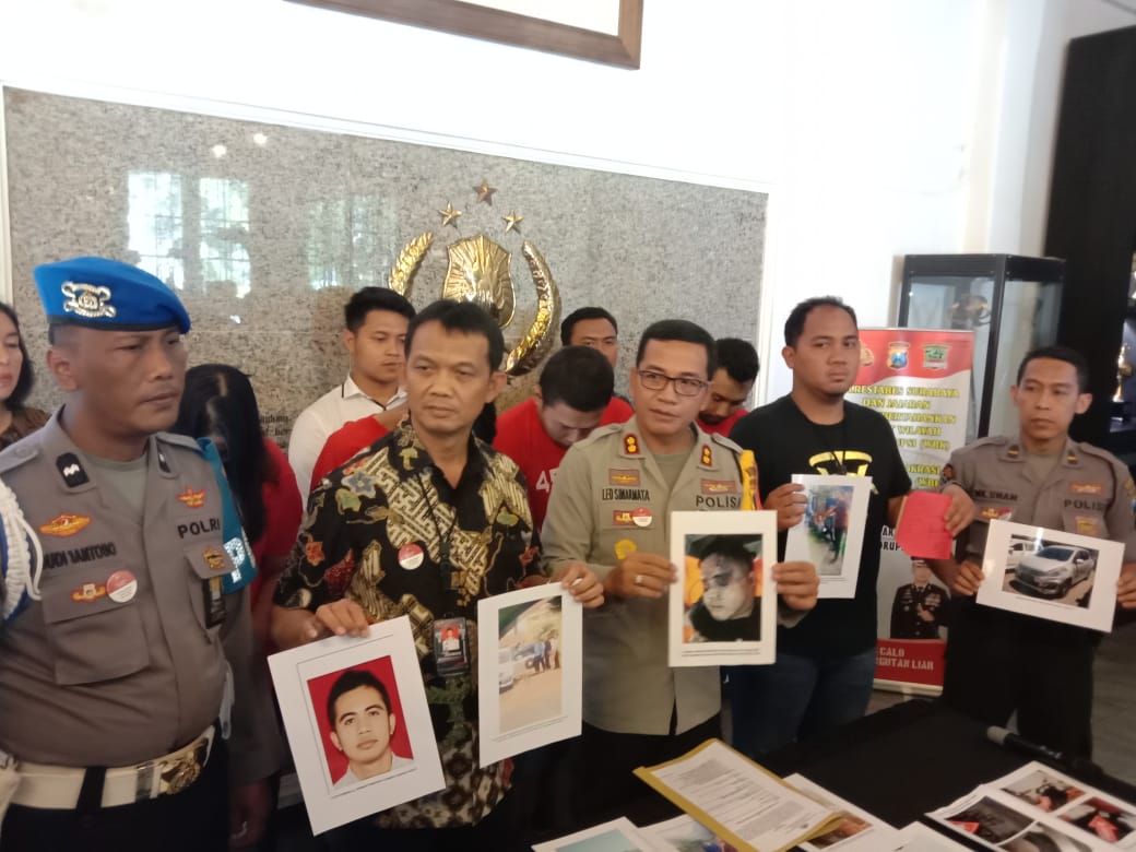 Para tersangka saat memberikan keterangan di hadapan wartawan di Polrestabes Surabaya, Jumat 18 Oktober 2019. (Foto: Faiq/ngopibareng.id)