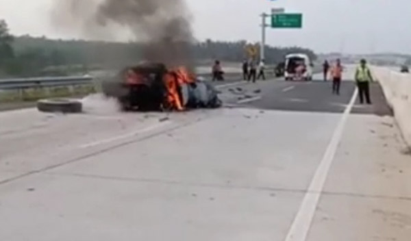 Sebuah sedan hangus terbakar setelah menabrak truk dari arah belakang di Tol Trans Sumatera Ruas Bakauheni-Terbanggi Besar, Lampung Selatan, Sabtu 19 Oktober 2019.