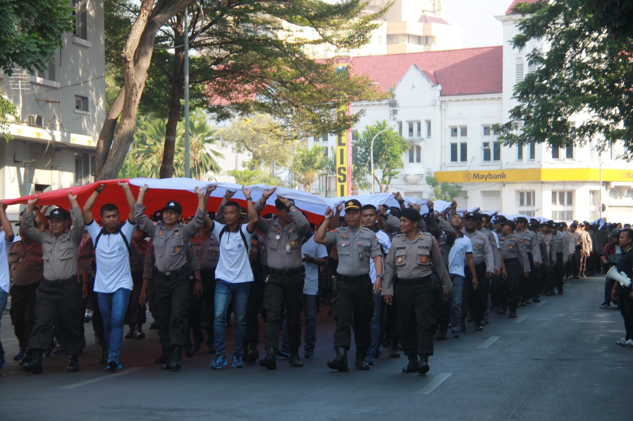 Kirab bendera merah putih raksasa, diarak dari Mapolrestabes Surabaya ke Tugu Pahlawan. (Foto: Faiq/ngopibareng.id)