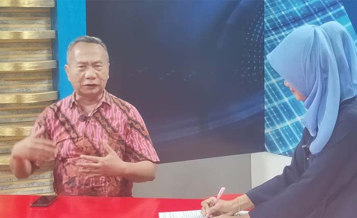 Anwar Hudijono, wartawan senior dalam dialog di TVRI Jatim, Jumat siang. (Foto:Istimewa)