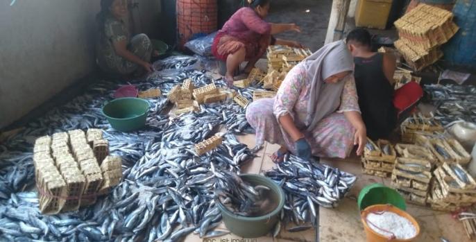 Beberapa karyawan sedang melakukan proses pemindangan ikan di Kampung Nguling, Pasuruan. (Foto: Dok Humas) 