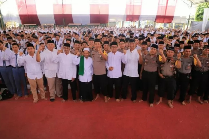 Kapolres Kediri AKBP Roni Faisal Saiful Faton dengan segenap pimpinan Forpimda Kabupaten Kediri saat doa bersama demi keselamatan bangsa menjelang pelantikan Presiden dan Wakil Presiden terpilih di Mapolres Kediri, Jawa Timur, Sabtu, 19 Oktober 2019. (Foto: Dok Polres)