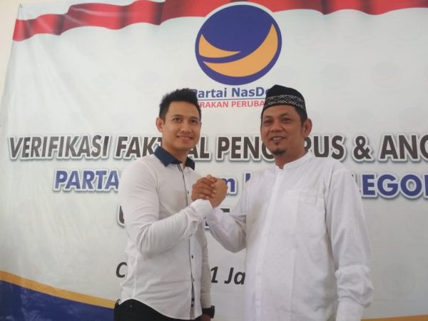 Aktor Lian Firman (kiri) maju dala Pilkada Cilegon 2020.