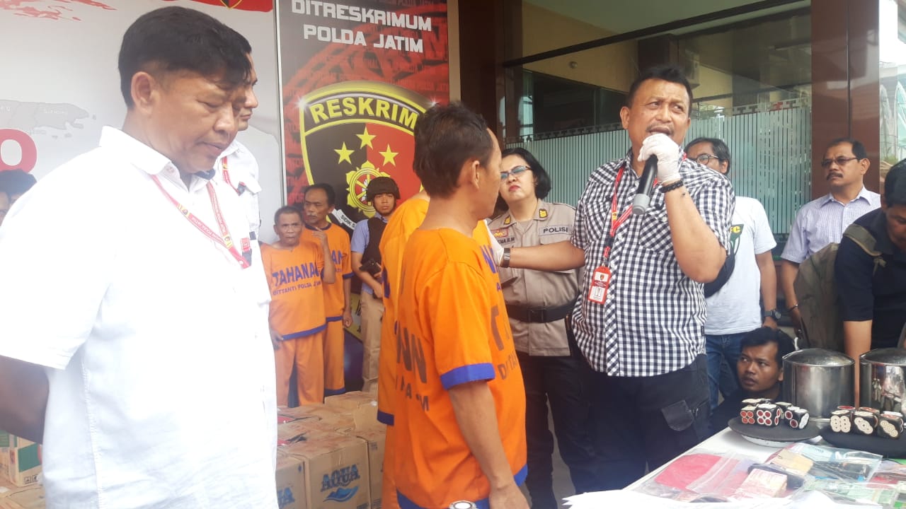 Polda Jawa Timur berhasil mengamankan 17 tersangka pelaku perjudian dan minuman keras ilegal. (Foto: Haris/ngopibareng.id)