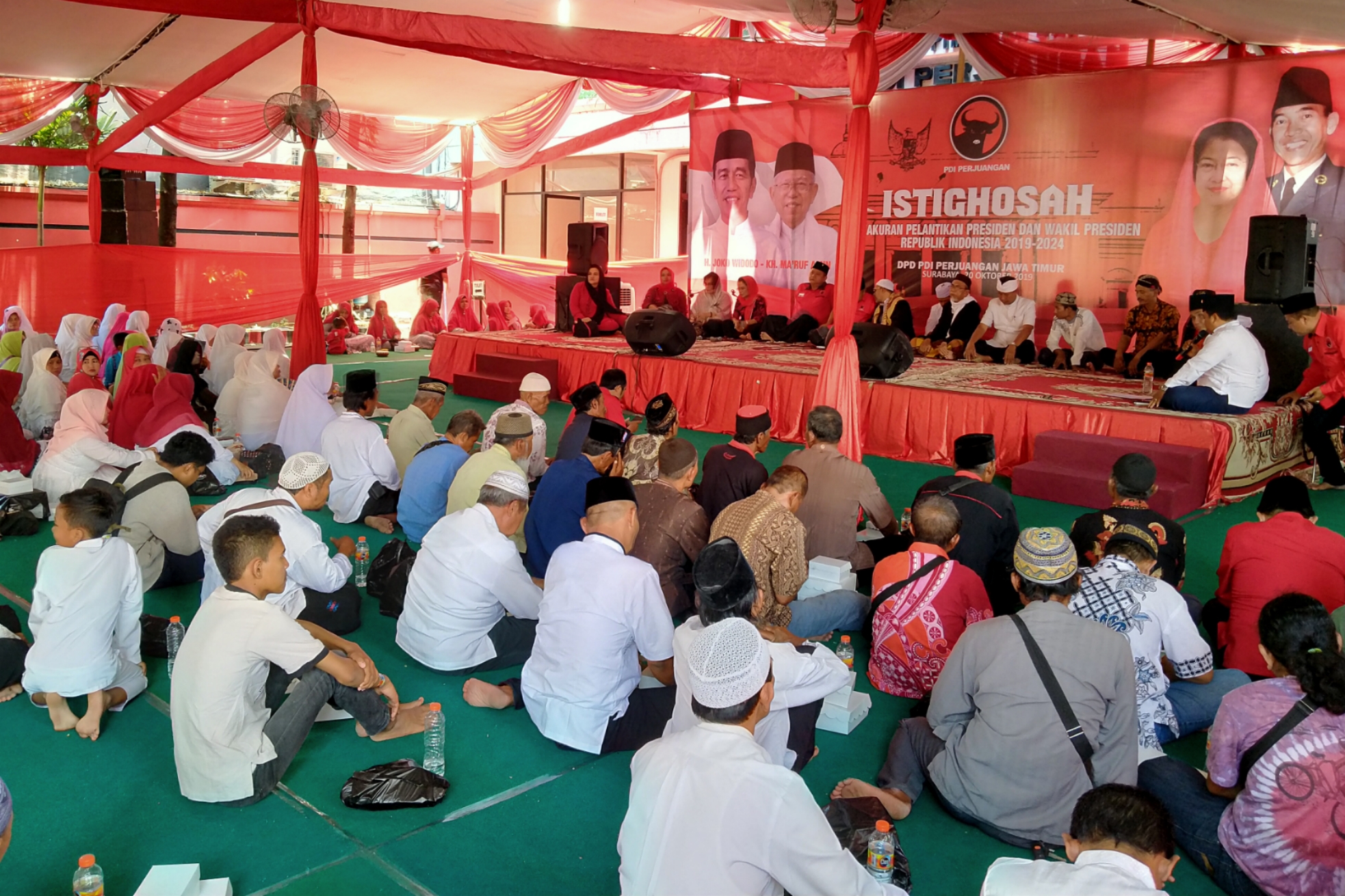 Pengurus DPD PDI Perjuangan Jatim mengikuti kegiatan Istighosah dan Doa Bersama di Kantor DPD PDI Perjuangan, Jalan Kendangsari, Surabaya,  Minggu 20 Oktober 2019. (Foto: Fariz/ngopibareng.id)