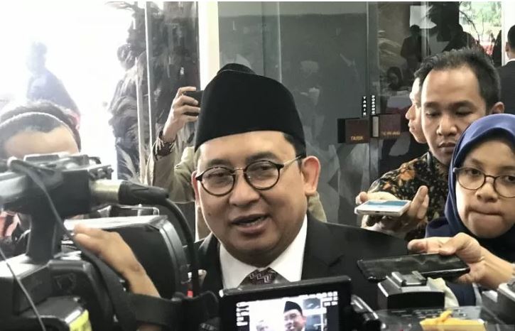 Politisi Gerindra Fadli Zon ditemui sesaat menjelang Sidang Pelantikan Presiden dan Wakil Presiden Joko Widodo-Ma’ruf Amin di Gedung Parlemen, Jakarta, Minggu. (Foto: Antara/Sella Panduarsa Gareta)