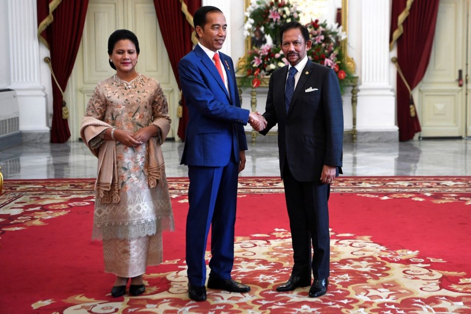  Presiden Joko Widodo (tengah) didampingi Ibu Negara Iriana Joko Widodo (kiri) menyambut kunjungan kehormatan Sultan Brunei Darussalam Sultan Hassanal Bolkiah di Istana Merdeka, Jakarta, Minggu 20 Oktober 2019. Presiden Jokowi membahas kerja sama ekonomi dengan lima tamu negara sebelum pelantikan. (Foto: Antara/Puspa Perwitasari)