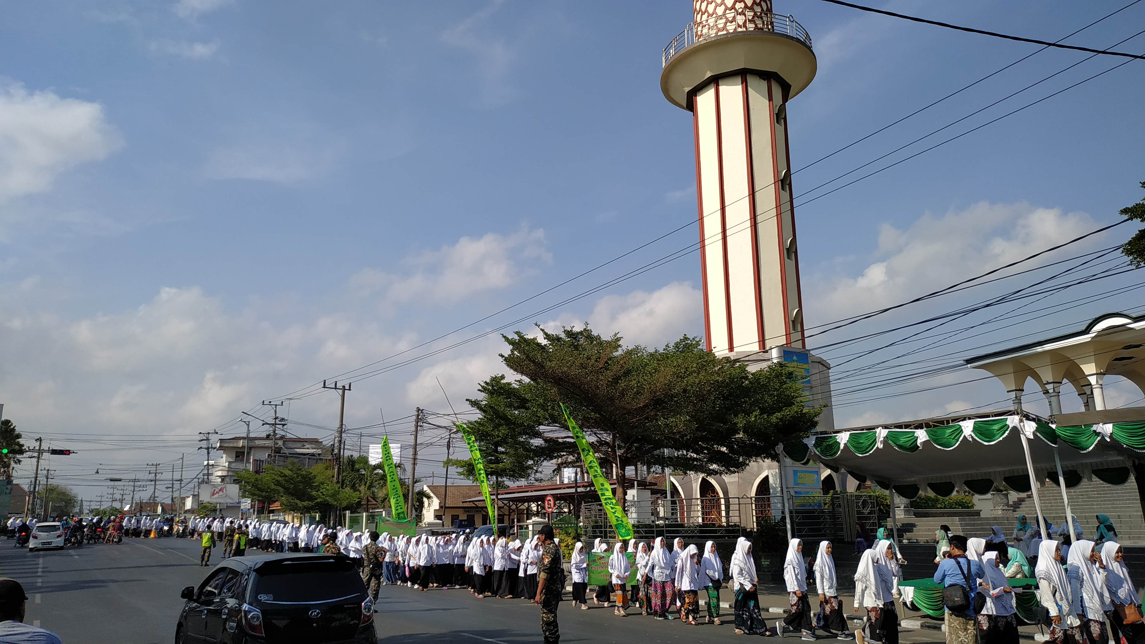 2300 santriwati gabungan 80 ponpes , ikuti Jalan Sehat Hari Santri 2019 se-Kediri Raya. (Foto: Fendi/ngopibareng.id)