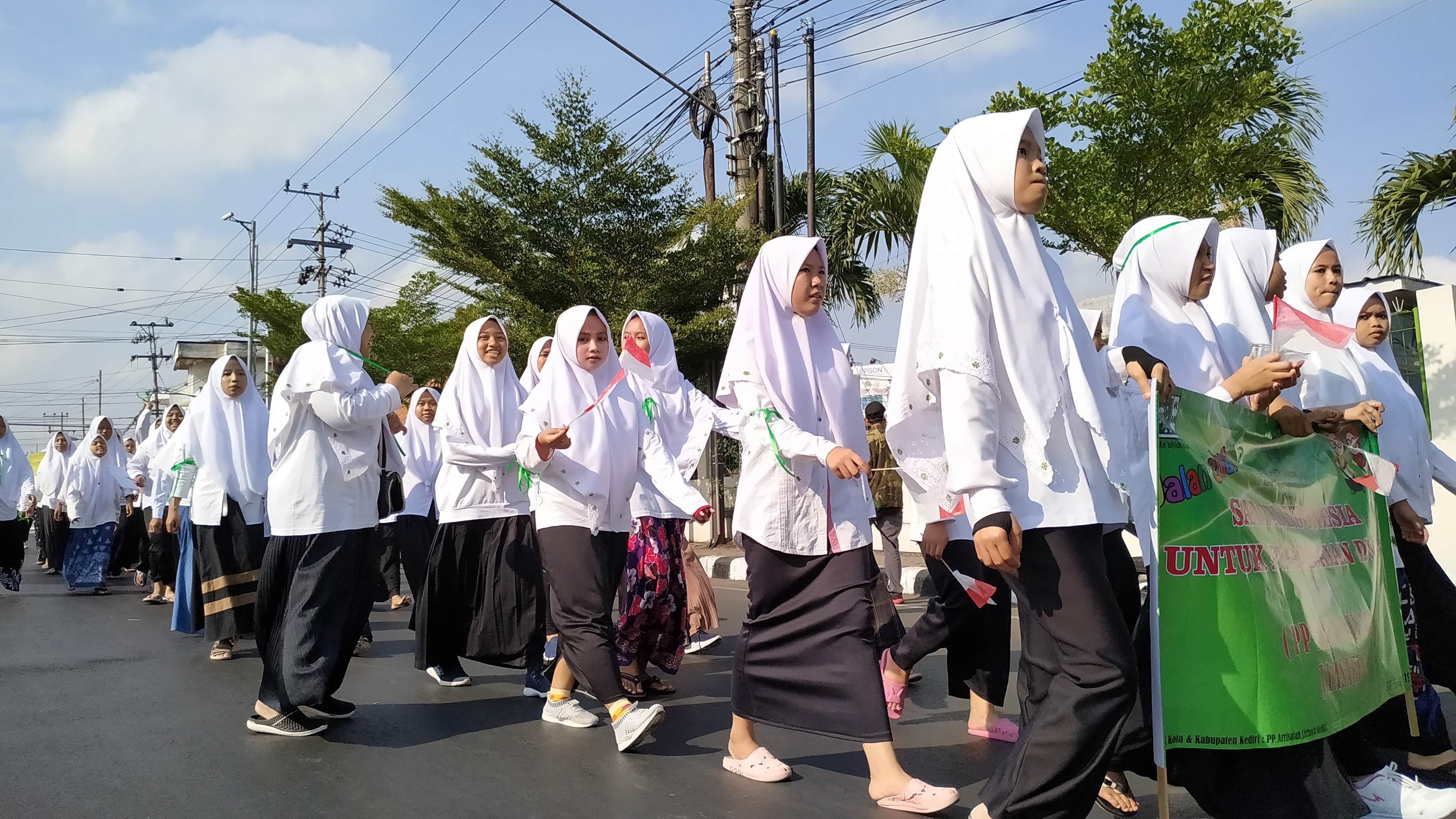 2300 santriwati gabungan 80 ponpes , rayakan Hari Santri 2019 di Kediri.  (Foto: Fendi/ngopibareng.id)