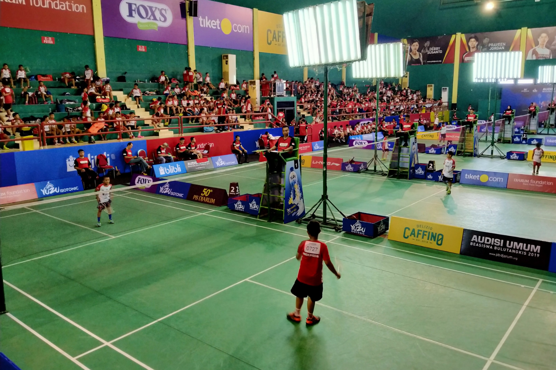 Para peserta mengikuti tahap screening Audisi Umum Beasiswa Bulutangki 2019 di GOR Sudirman, Surabaya, Minggu 20 Oktober 2019. (Fariz/ngopibareng.id)