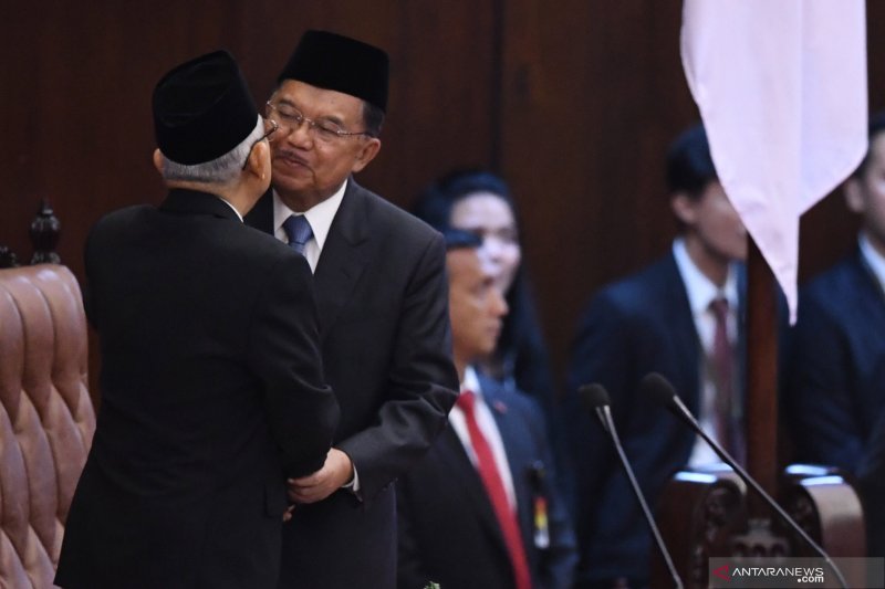 Wapres KH Ma'ruf Amin dan mantan Wapres Jusuf Kalla di Gedung MPR Senayan Jakarta. (Foto: antara)