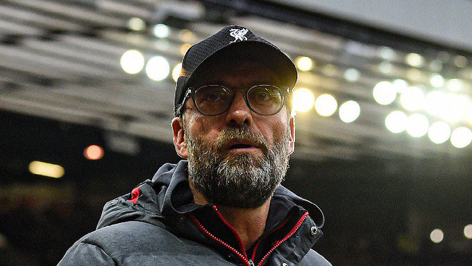 Jurgen Klopp dibuat kesal oleh wasit dan VAR. (Foto: Twitter/@