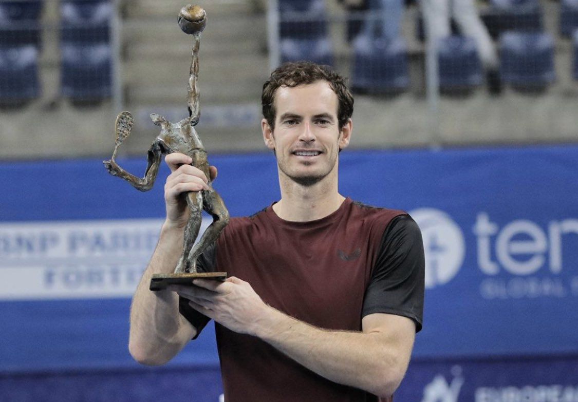 Andy Murray mengangkat trofi pertamanya setelah paceklik 2,5 tahun gelar. (Foto: Twitter/@andy_murray) 