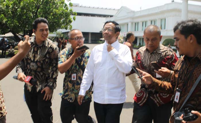 Mahfud MD bersama wartawan, usai diwawancara presiden di Istana, Senin pagi. (Foto:Ngopibareng/Asmanu)