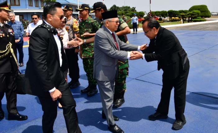 Wapres Ma'ruf Amin bersiap naik ke pesawat di Bandara Halim Perdana Kusuma, yang akan membawanya ke Jepang, Senin pagi. (Foto:RRI.Co)