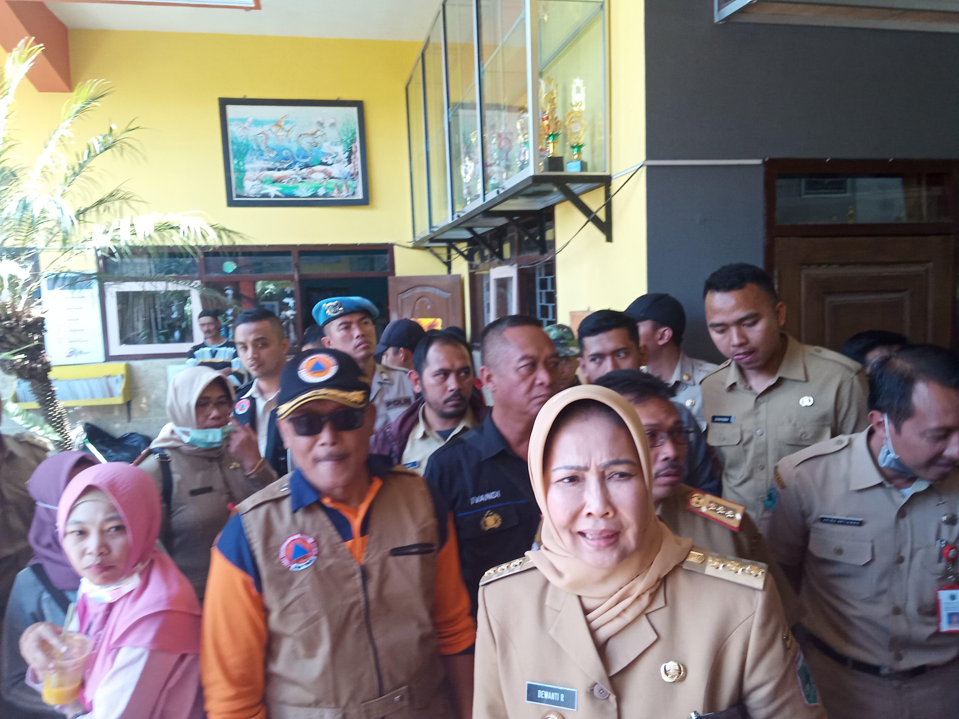 Wali Kota Batu, Dewanti Rumpoko saat meninjau lokasi pengungsian di Posko SDN Punten 1, Kota Batu, Jawa Timur. (Foto: Theo/ngopibareng.id)