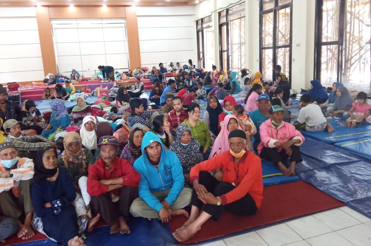 Ratusan pengungsi bencana angin kencang yang mengungsi di Balai Desa Punten, Batu. (Foto: Theo/ngopibareng.id)