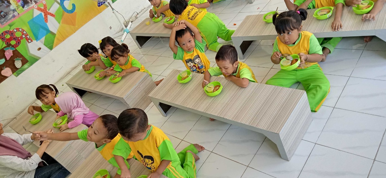 Salah satu contoh pemberian makanan tambahan untuk siswa PAUD. (Foto: Alief/ngopibareng.id)