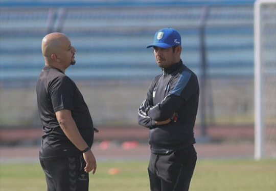 Fabio Oliveira (kiri), langsung mendampingi Pelatih Persela Nil Maizar dalam sesi latihan. (Foto: Nasih/ngopibareng.id)