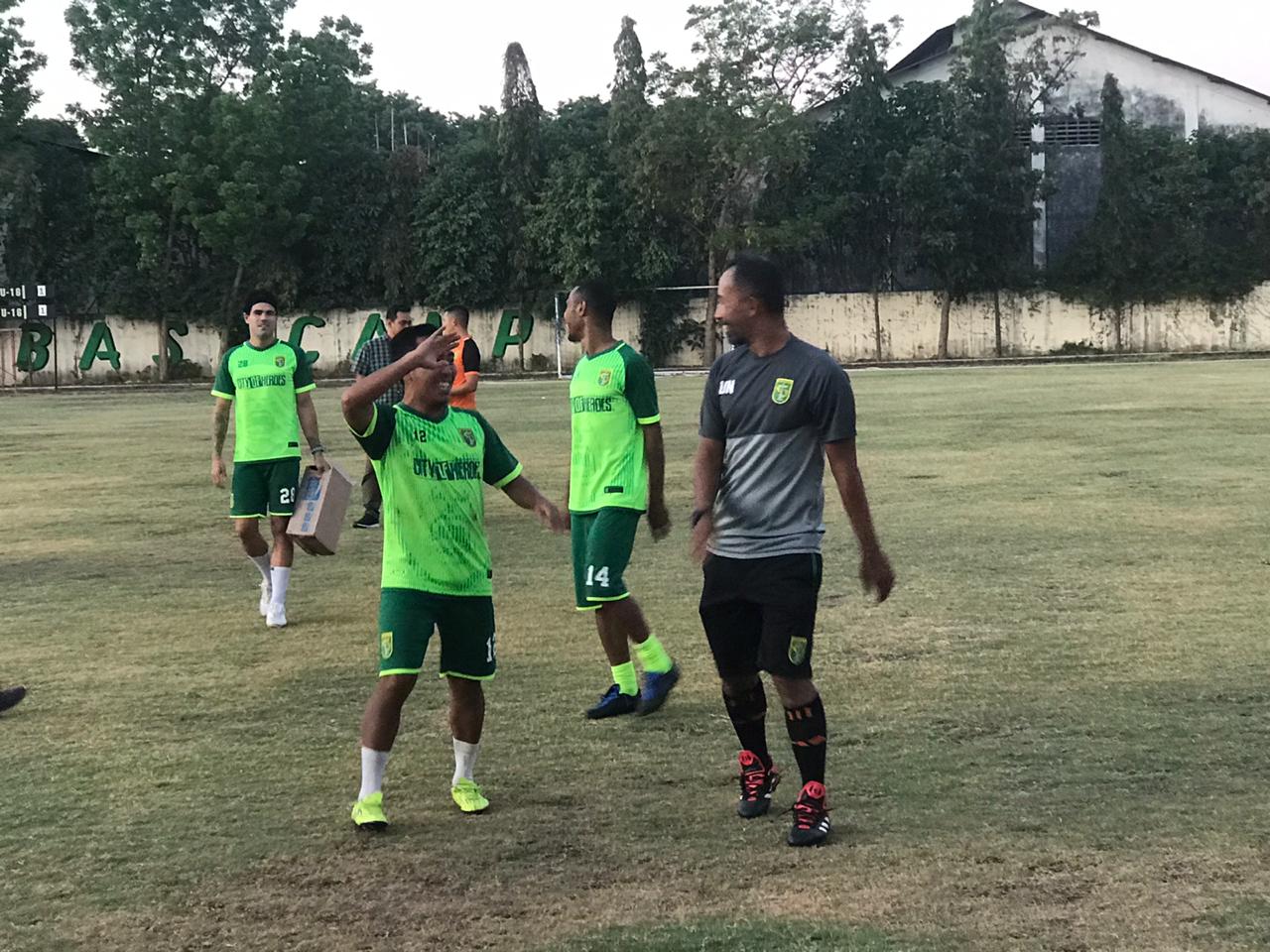 Pelatih Persebaya U-20 Uston Nawawi bantu latih tim senior. (Foto: Haris/ngopibareng.id)