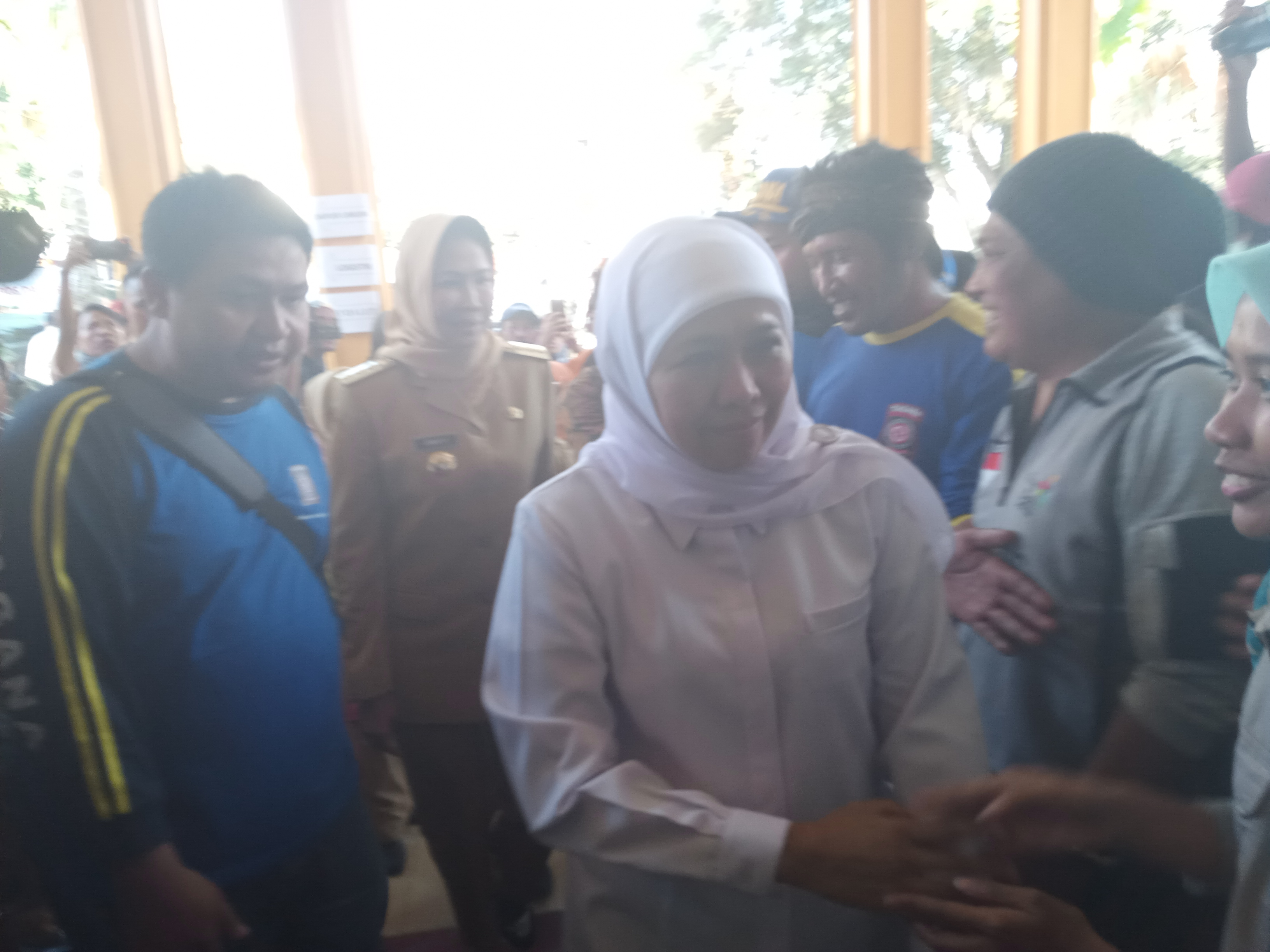 Gubernur Jawa Timur, Khofifah Indar Parawansa saat membesuk para pengungsi bencana angin di Posko Balai Desa Punten, Kota Batu pada Senin 21 Oktober 2019 (Theo/ngopibareng.id)