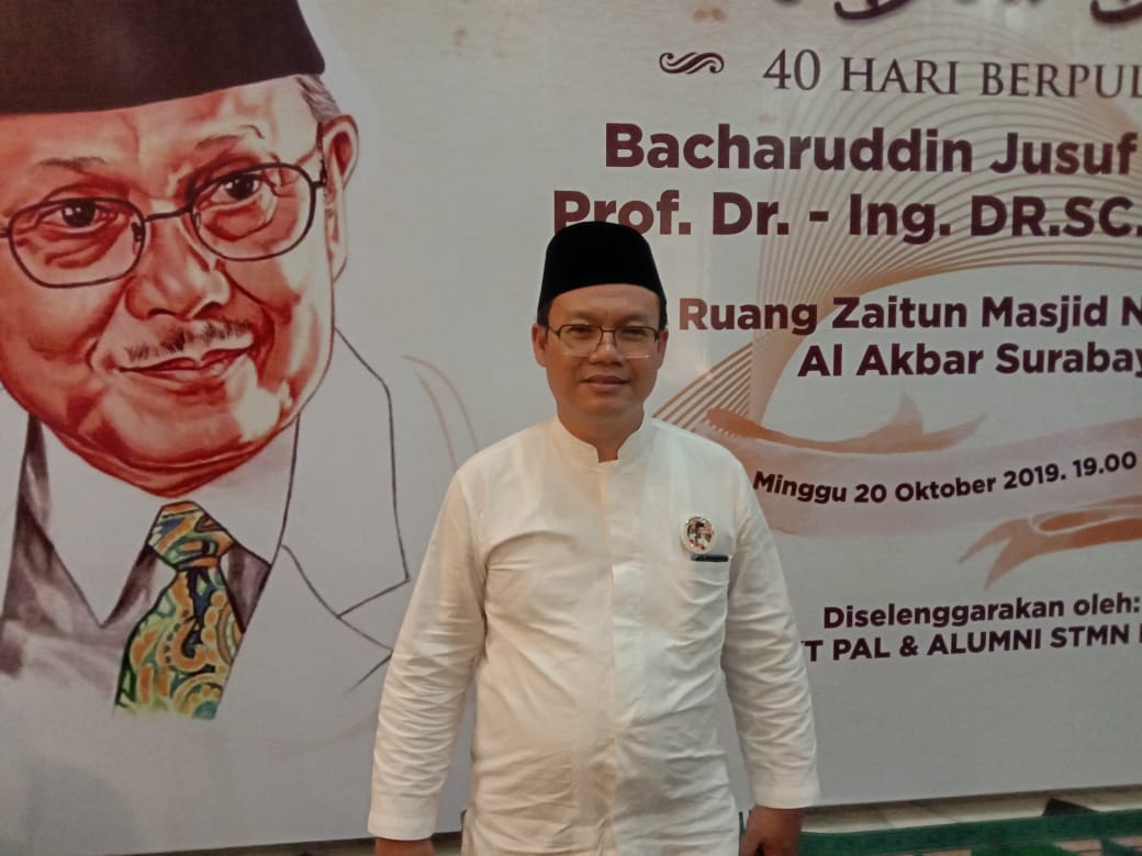 Alumni DLKT PAL, Sutrisno, saat menghadiri acara tahlil dan doa 40 hari kepergian BJ Habibie. (Foto: Faiq/ngopibareng.id