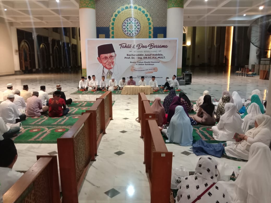 Suasana tahlil dan doa bersama 40 hari kepergian B.J. Habibie (Foto: Faiq/ngopibareng.id)