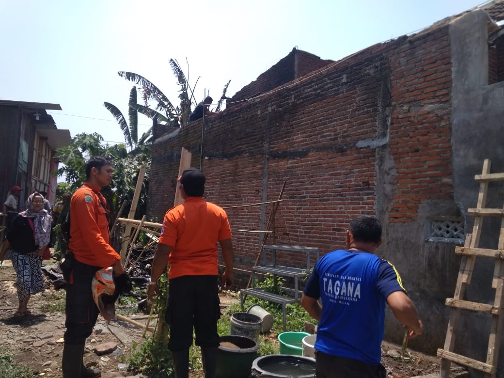 Tim dari Dinas Pemadam Kebakaran Kota Malang, saat menjinakkan api di kawasan Mergan, Kota Malang (Theo/ngopibareng.id) 