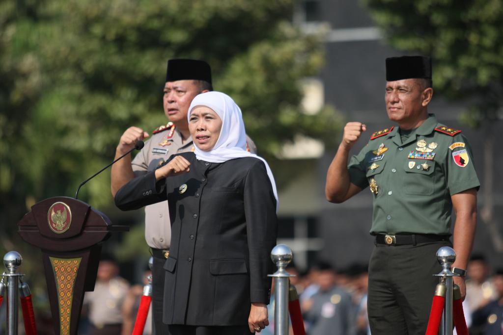 Gubernur Jatim Khofifah Indar Parawansa bersama TNI dan Polri pada Hari Santri digelar di halaman Mapolda Jatim. (Foto: faiq/ngopibareng.id)