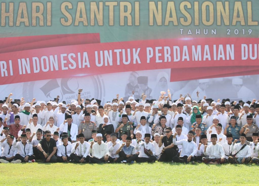 Para santri bersama Gubernur Jatim, TNI dan Polri pada Hari Santri di halaman Mapolda Jatim, di Surabaya. (Foto: faiq/ngopibareng.id)