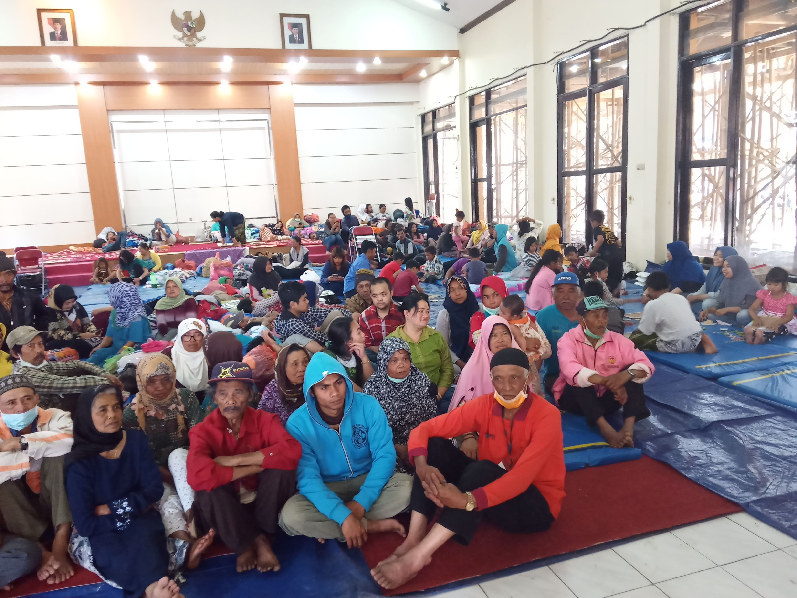 Para pengungsi saat berada di Posko Balai Desa Punten, Kota Batu (Foto: Theo/ngopibareng.id)