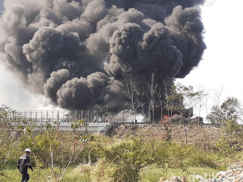 Kebakaran pipa pertamina di Tol Purbaleunyi. (Foto: detik.com)