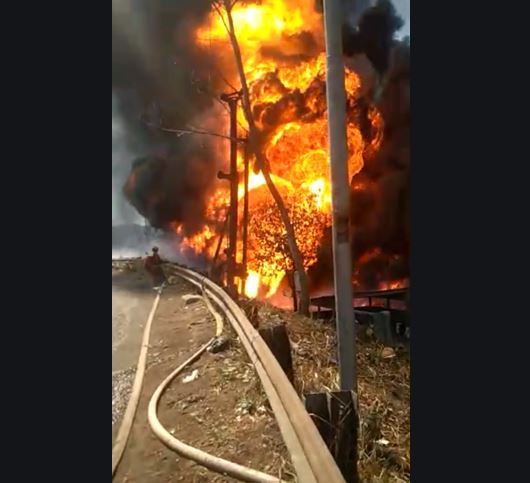 Pipa milik Pertamina terbakar di area proyek kereta cepat Jakarta-Bandung. (Foto: YouTube)