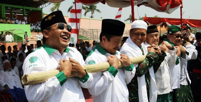 Bupati Pasuruan bersama Dandim 0819 Pasuruan, Letkol Arh Burhan FadjarI Arfian; Ketua PCNU Kabupaten Pasuruan; KH Imron Mutamakkin; Anggota DPRD Kabupaten Pasuruan seperti Abdul Rouf, M Yusuf Daniel dan Saad Muafi sedang bermain bambu gila permainan masyarakat Maluku. (Foto: Dok Humas).