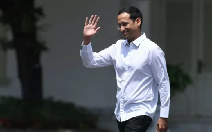  Pendiri dan CEO Gojek Nadiem Makarim melambaikan tangannya saat berjalan memasuki Kompleks Istana Kepresidenan, Jakarta, Senin 21 Oktober 2019. (Foto: Antara/Wahyu Putro)