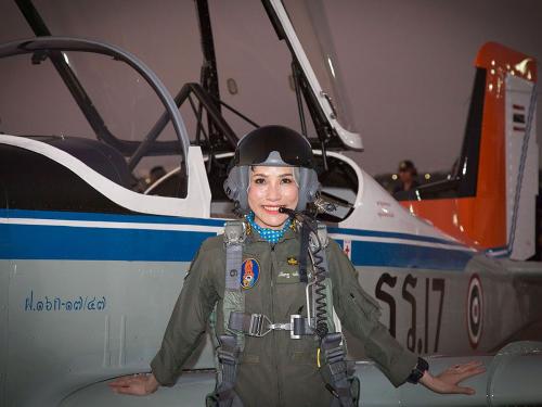 Sineenat Wongvajirapakdi, pilot jet tempur.