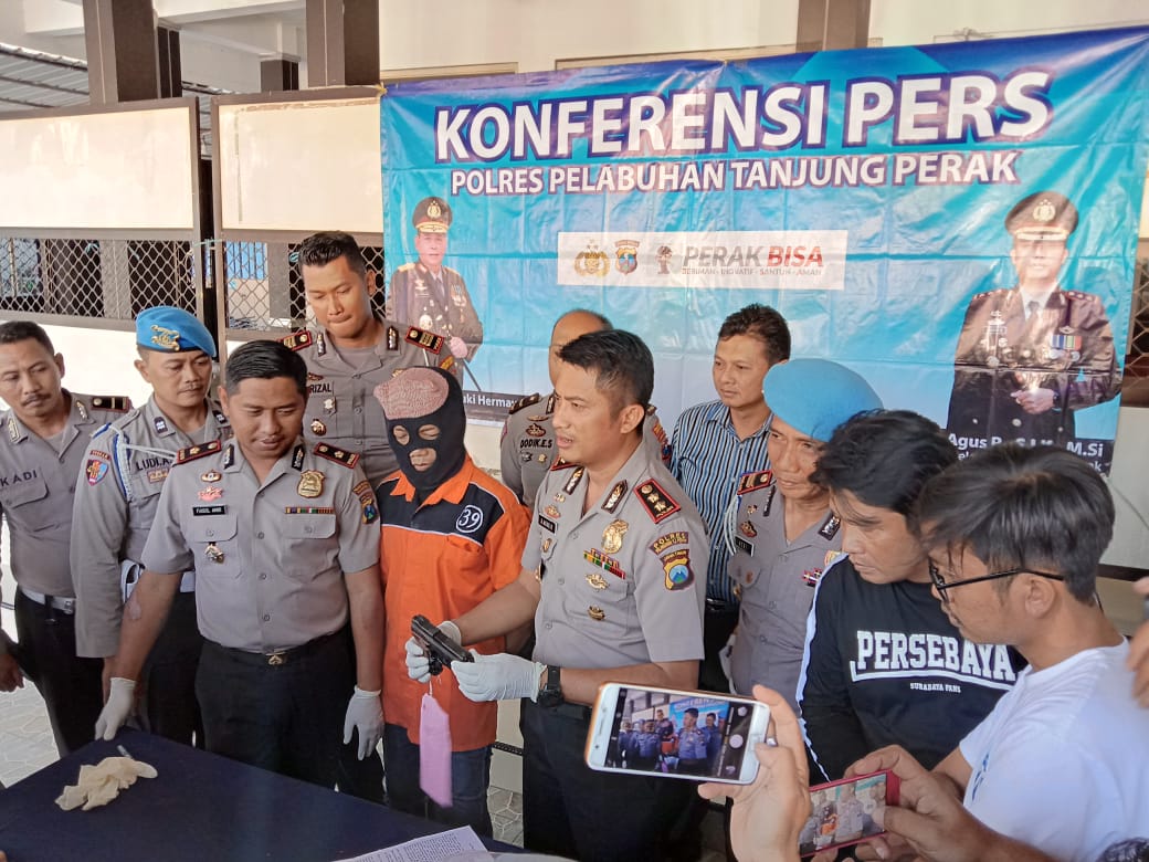 Kapolres Tanjung Perak AKBP Antonius Agus Rahmanto saat gelar perkara kasus penyelundupan pistol oleh TKI asal Purworejo di Mapolres Tanjung Perak. (Foto: Faiq/ngopibareng.id)