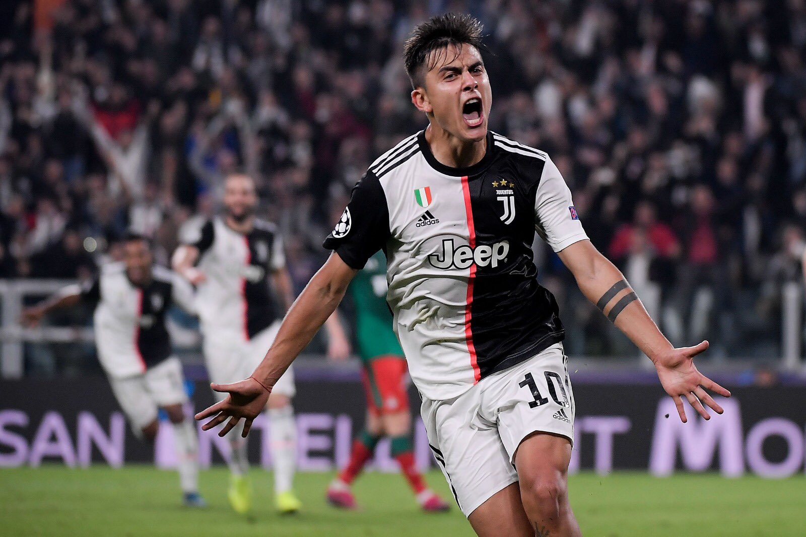 Penyerang Juventus Paolo Dybala berselebrasi usai membobol gawang Lokomotv Moskow. (Foto: Twitter@Juventus)