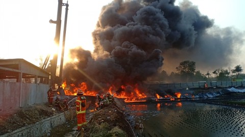 Pipa Pertamina mengalirkan jenis BBM Pertamax Dex dari Terminal Ujung Berung ke Padalarang, terbakar pada Selasa 22 Oktober 2019.