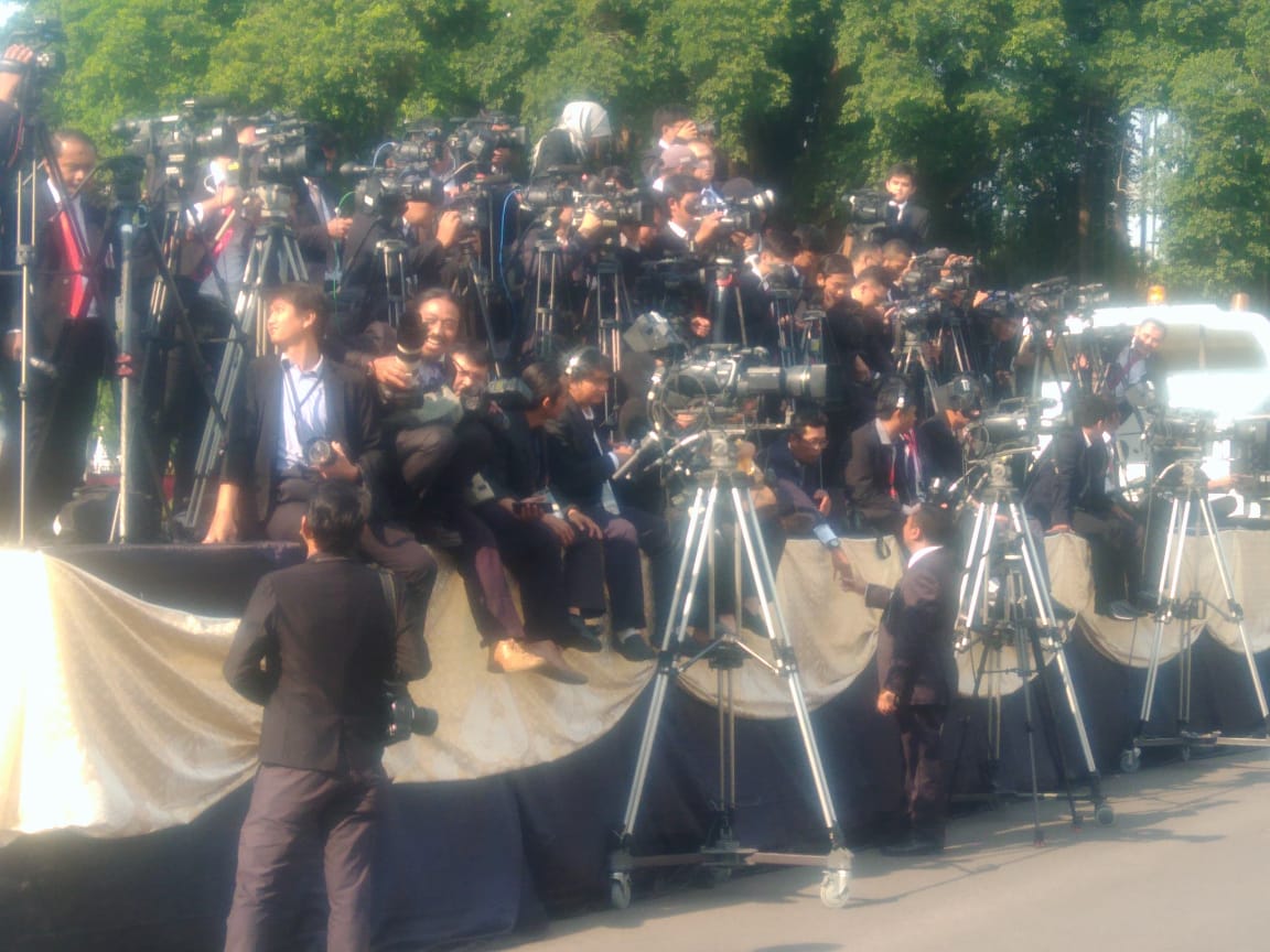 Kamerawan dan fotografer mendapat tanda A, lokasi liputan bebas di area pelantikan meteri baru di Istana Negara, Jakarta Pusat, Rabu 23 Oktober 2019. (Foto: Asmanu/ngopibareng.id)