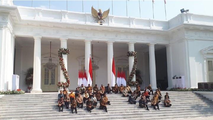 Para menteri Kabinet Indonesia Maju duduk lesehan di anak tangga Istana Negara, Jakarta Pusat.