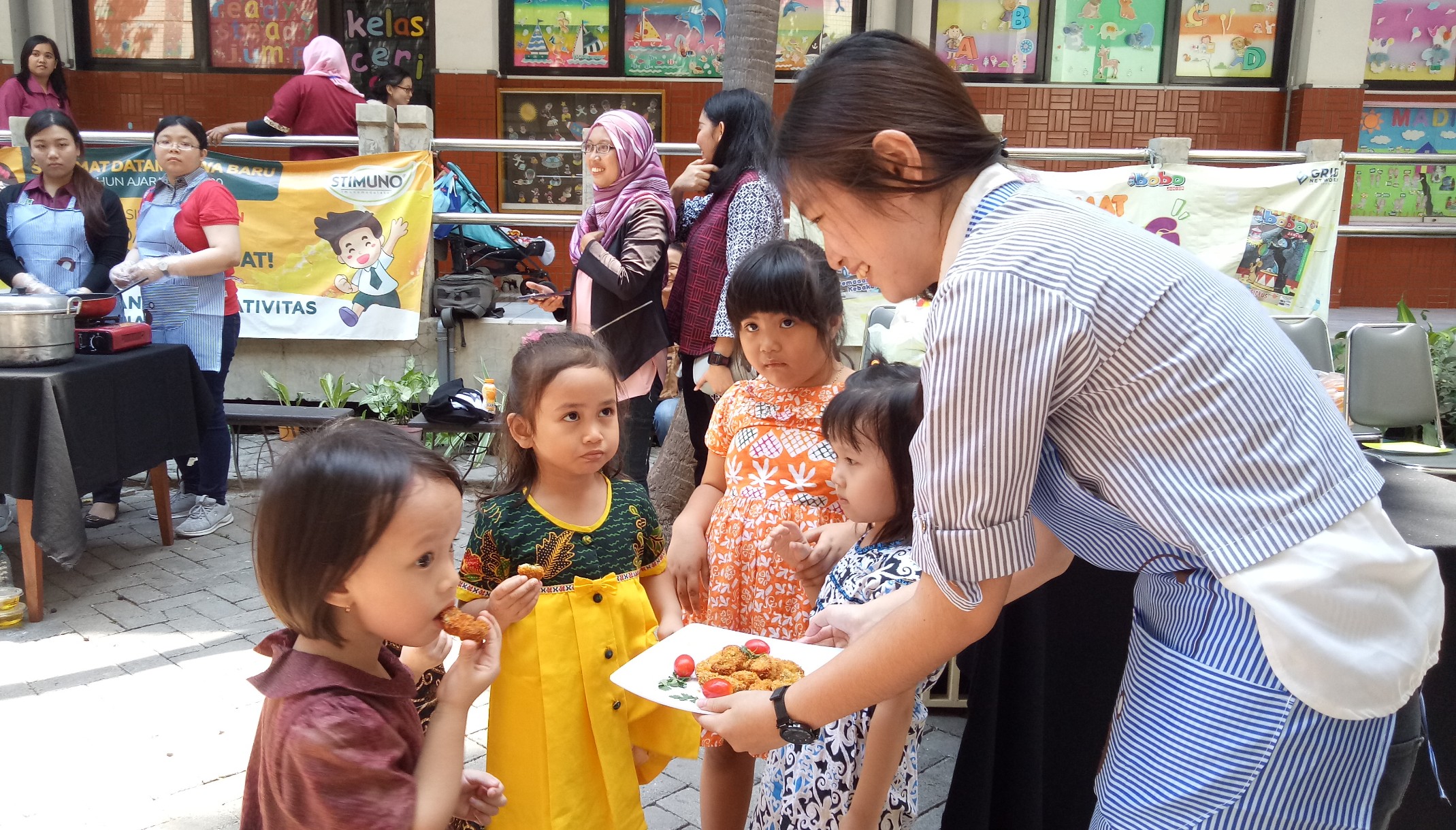 Paramitha Khosuma saat membagikan nugget kelor pada anak TPA Taman Ceria, Rabu, 23 Oktober 2019. (Foto: Pita/ngopibareng.id)