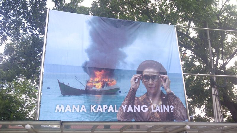 Meme mantan Menteri Kelautan dan Perikanan Susi Pudjiastuti saat tenggelamkan kapal asing.