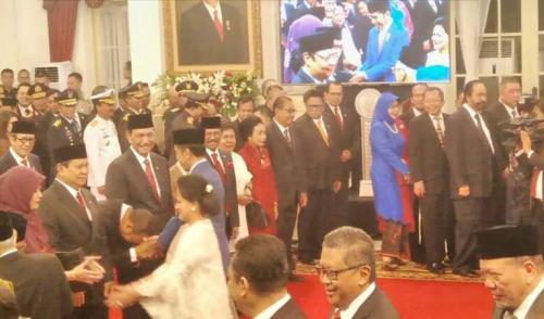 Ragowo Hediprasetyo atau akrab disapa Didit Hediprasetyo cium tangan Presiden Jokowi saat berjabat tangan.