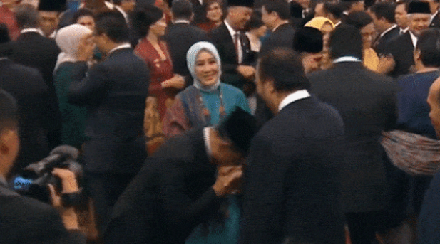 Menteri Dalam Negeri (Mendagri) sekaligus mantan Kapolri Titi Karnavaian cium tangan Ketua Umum Partai NasDem Surya Paloh.