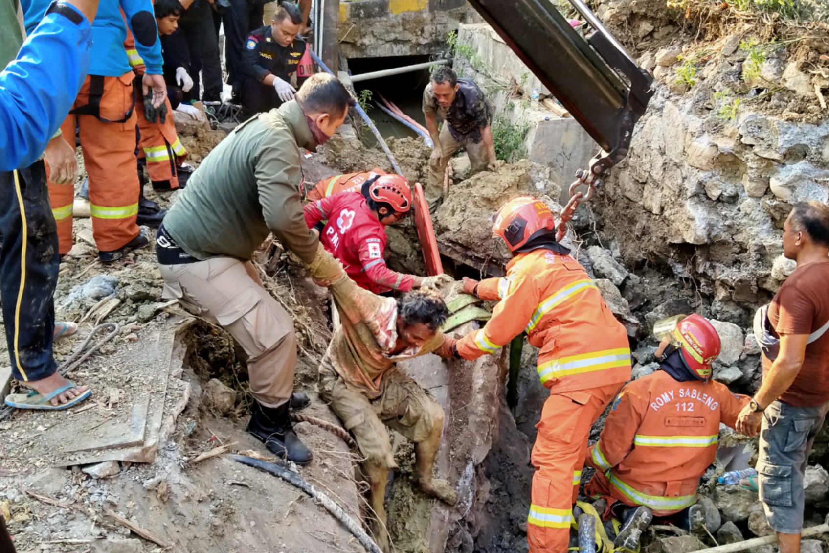 Para petugas melakukan evakusasi di lokasi kejadian di Jalan Mayjen Sungkono, Surabaya, Rabu 23 Oktober 2019. (Fariz/ngopibareng.id)