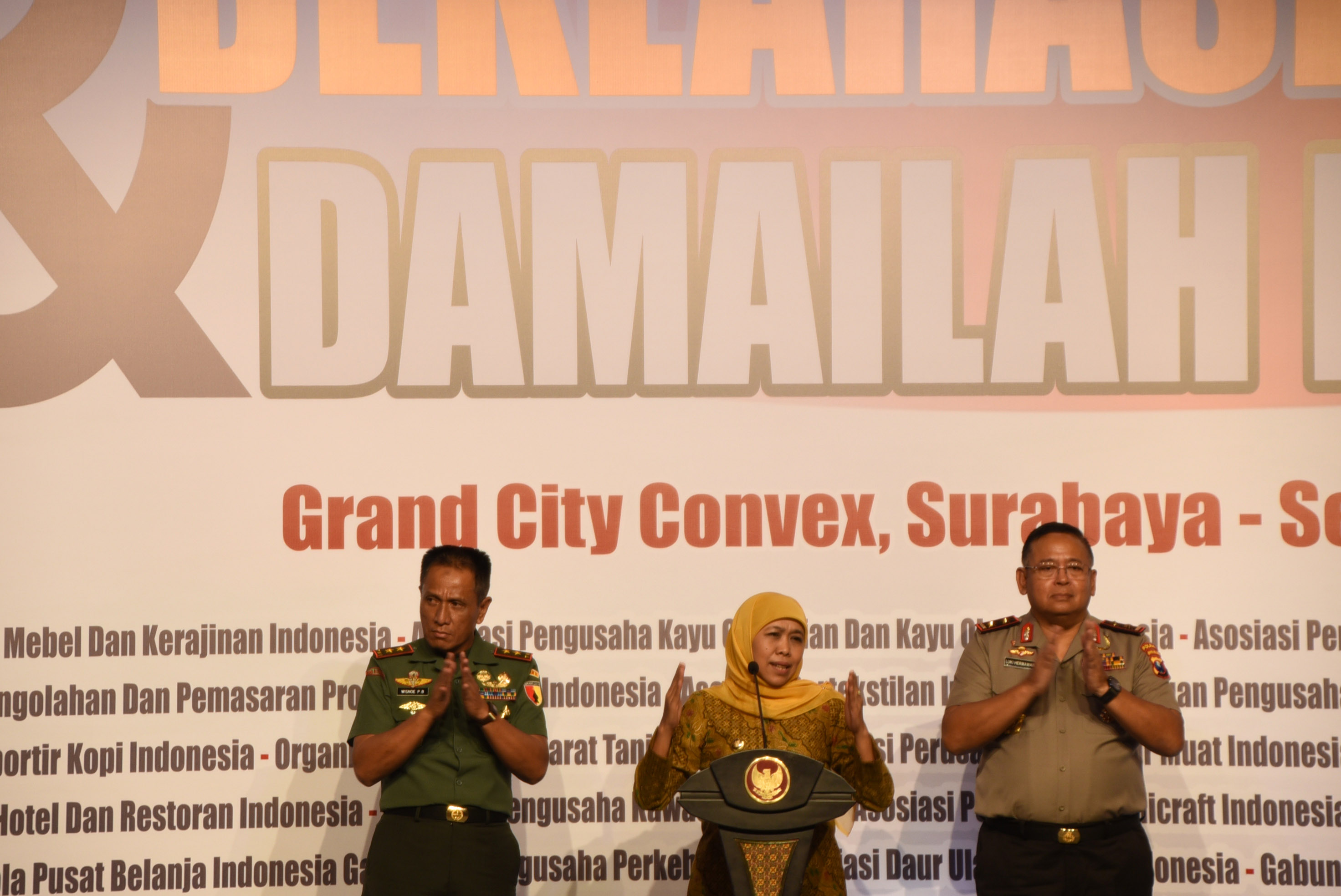 Gubernur Jatim Khofifah Indar Parawansa saat bersama Kapolda Irjen Pol Luki Hermawan dan Pangdam V Brawijaya Mayjend Wisnoe Prasetja. (Foto: Faiq/ngopibareng.id)